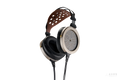 虹曙音響 HONGSHU Audio EH-1 靜電耳罩耳機正面，棕色打孔皮革頭帶與金色圓形耳罩外框